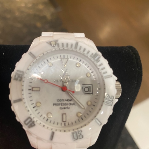 White Toy Watch branch - Picture 2 of 7